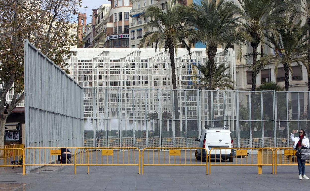 El Ágora del Diseño, al fondo, convive ahora en la Plaza del Ayuntamiento con la jaula para las mascletaes. 