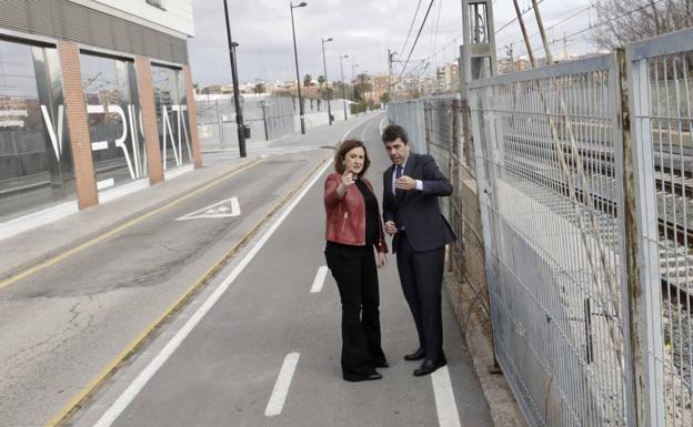 María José Catalá con Carlos Mazón junto a las vías. 