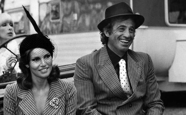 Raquel Welch junto al actor Jean-Paul Belmondo en 1977 durante el rodaje del filme 'Animal'.