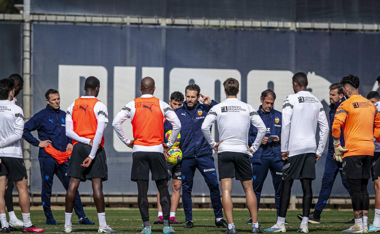 Rubén Baraja da instrucciones a sus futbolistas en el césped de Paterna. 