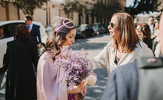 Lina, consolada por su tía tras recuperar las alianzas. 