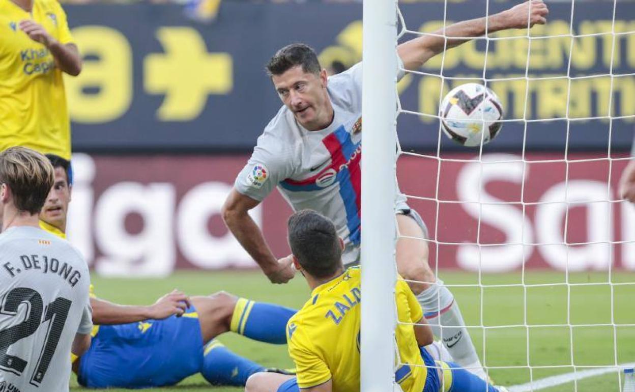 Lewandowski marca gol en el partido de ida.