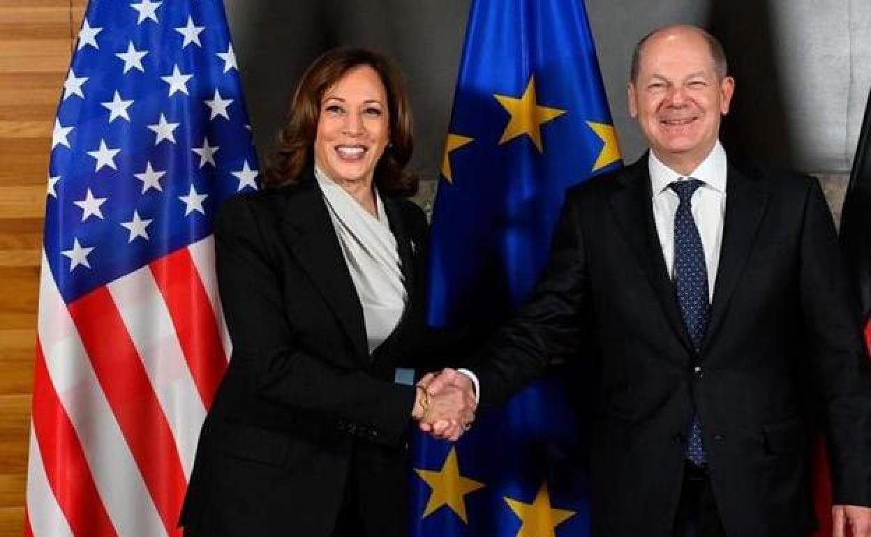 Kamala Harris y Olaf Scholz se estrechan las manos al comienzo de la Conferencia de Seguridad de Munich