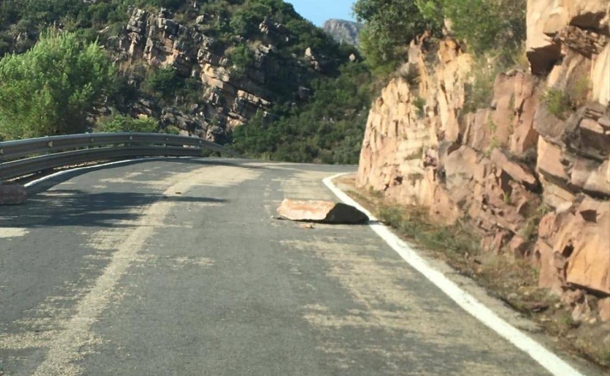 Desprendimiento la carretera. 