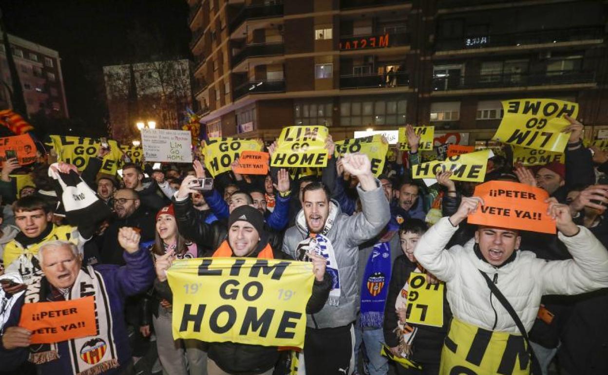 Aficionados del Valencia en los aledaños de Mestalla, en la protesta del día del Valencia-Athletic. 