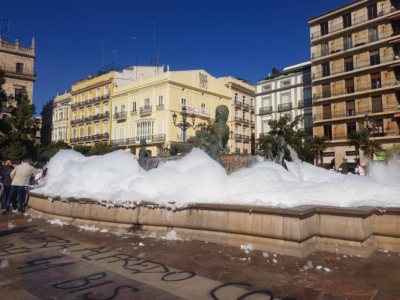 Fotos: Llenan de espuma la fuente de la Plaza de la Virgen