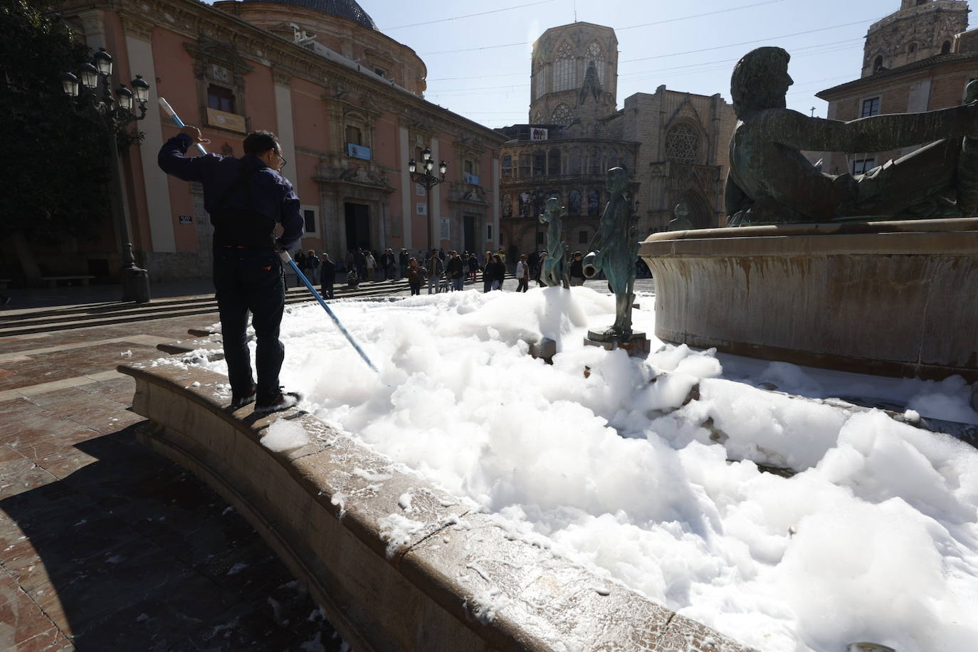 Fotos: Llenan de espuma la fuente de la Plaza de la Virgen