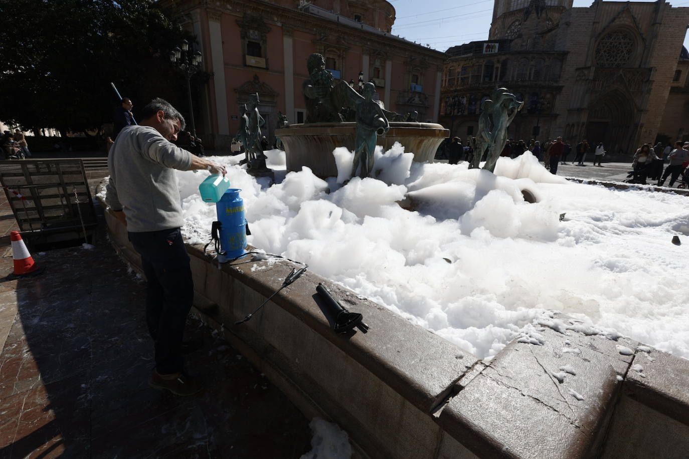 Fotos: Llenan de espuma la fuente de la Plaza de la Virgen