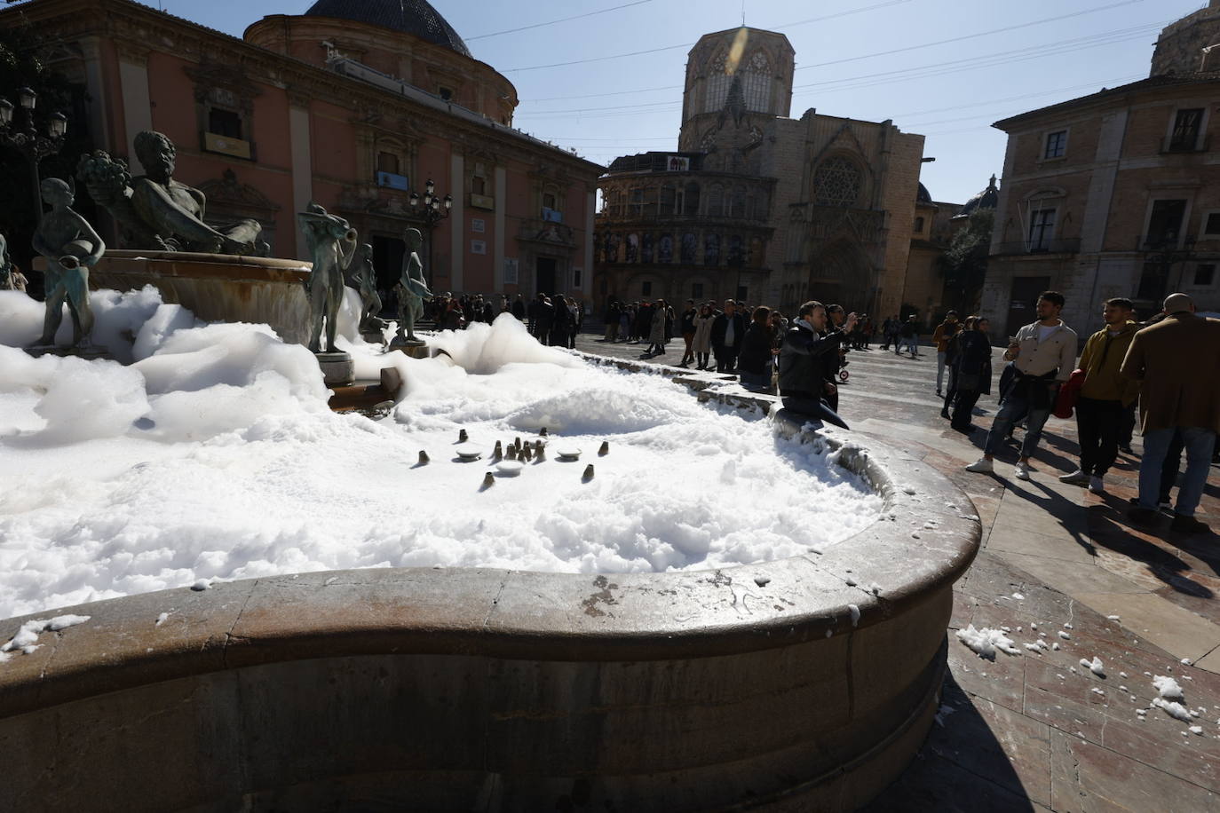 Fotos: Llenan de espuma la fuente de la Plaza de la Virgen