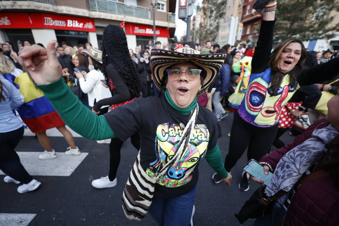 Fotos: El carnaval más multicolor llena Ruzafa