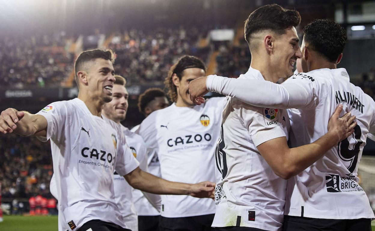 Gabriel Paulista (izq.), celebrando junto a sus compañeros tras un gol.