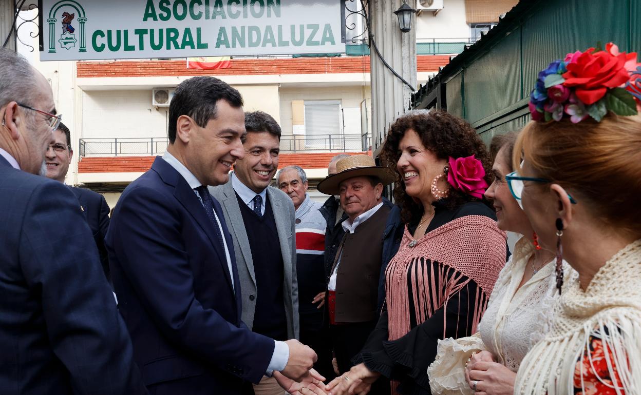 Juanma Moreno Bonilla y Carlos Mazón, en Alfafar. 