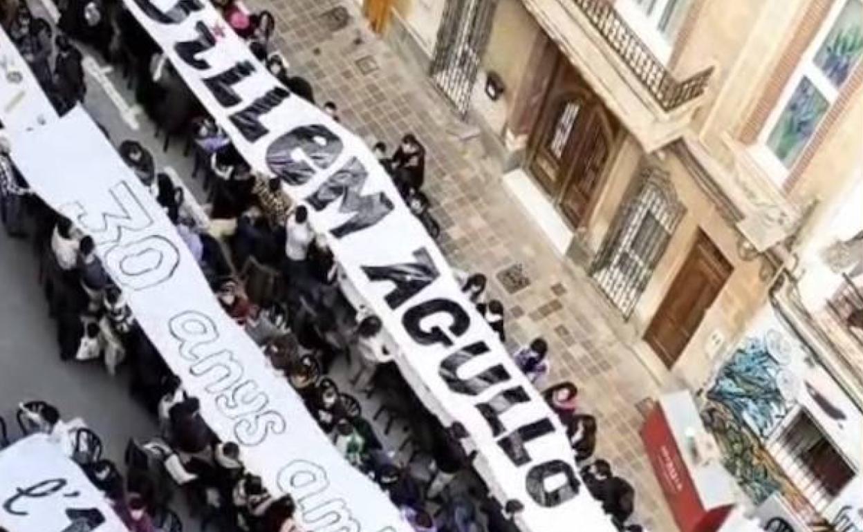 Acto de centro social Terra, en Benimaclet, antes de lanzarles un líquido corrosivo. 