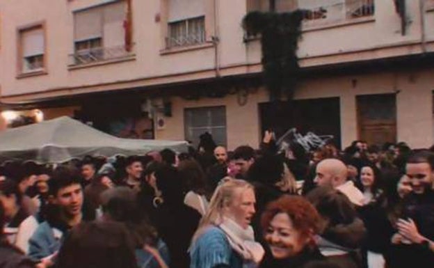 Asistentes al acto del centro social Terra, antes del ataque con líquido corrosivo. 