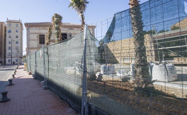 Obras paralizadas en la Casa dels Bous, recayentes a la calle Pescadores. 