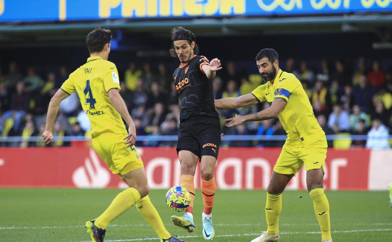 Edinson Cavani y Raúl Albiol, durante el partido entre el Valencia y el Villarreal en la pasada Nochevieja.