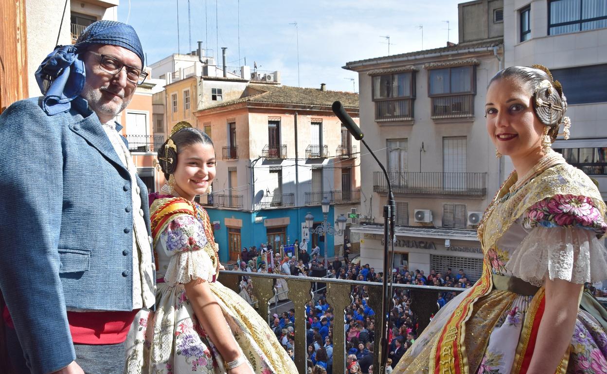 El presidente de la JLF y las falleras mayores de Sueca. 