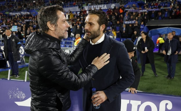 Quique Sánchez Flores saluda a su pupilo y amigo Rubén Baraja. 