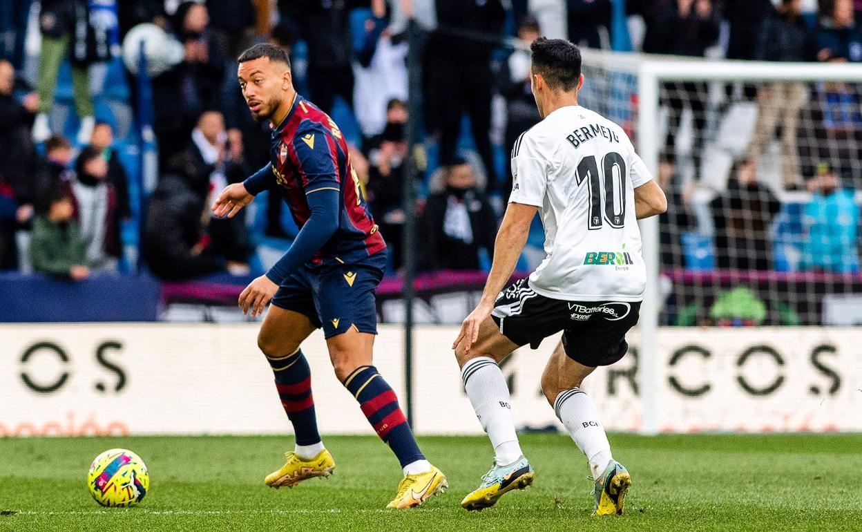 Rubén Vezo, durante un partido con el Levante de esta temporada.