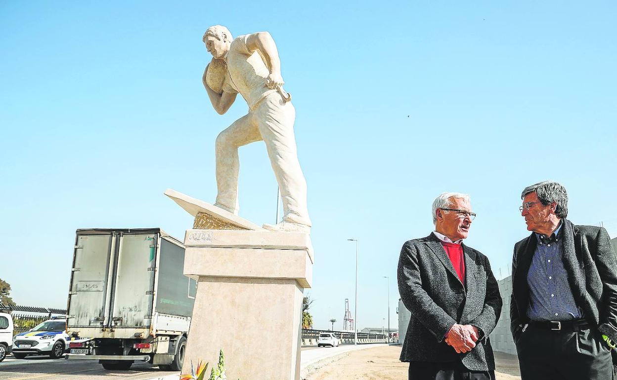 El puerto alberga una escultura de mármol, obra del valenciano Raúl Abad, en recuerdo a los estibadores fallecidos, que presentaron este lunes Joan Ribó y Aurelio Martínez. 