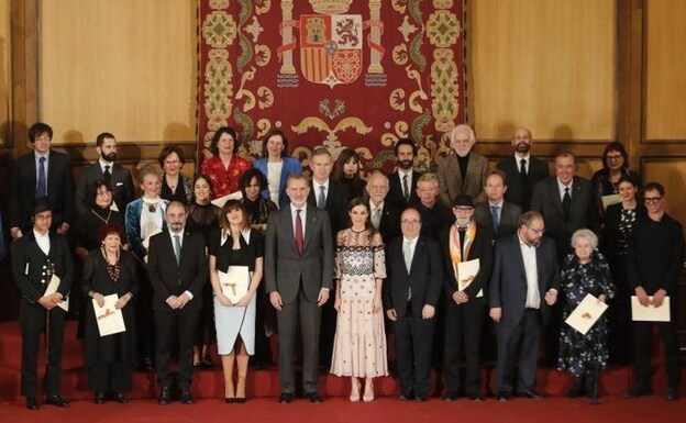 Foto de familia de los reyes con los ganadores de los premios Nacionales de Cultura 2021.
