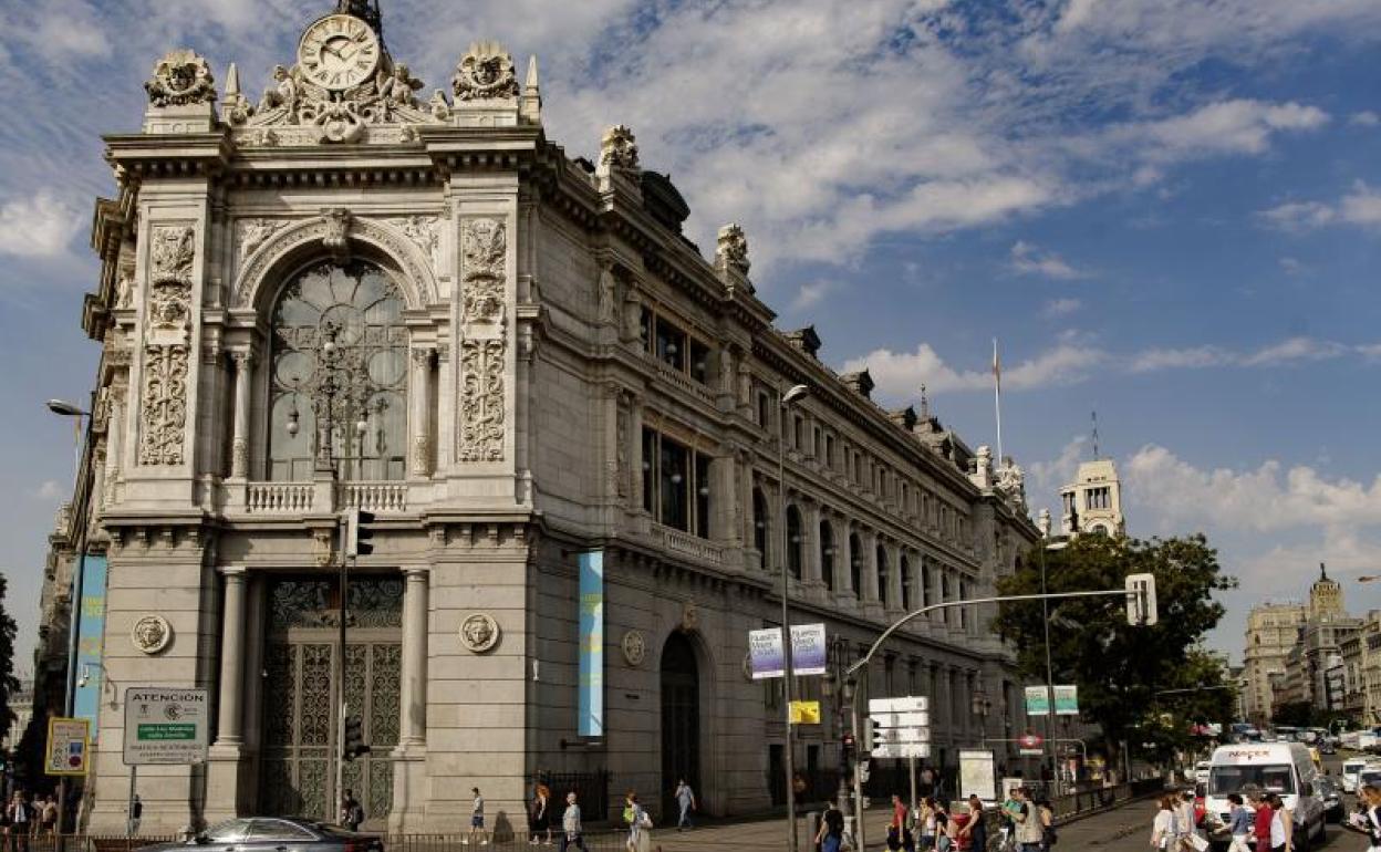 Fachada del edificio del Banco de España situada en la confluencia del Paseo del Prado y la madrileña calle de Alcalá.