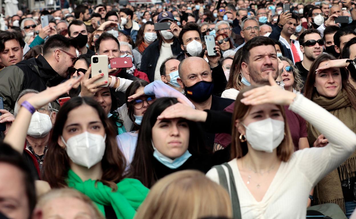 Asistencia masiva a una mascletà en fallas. 