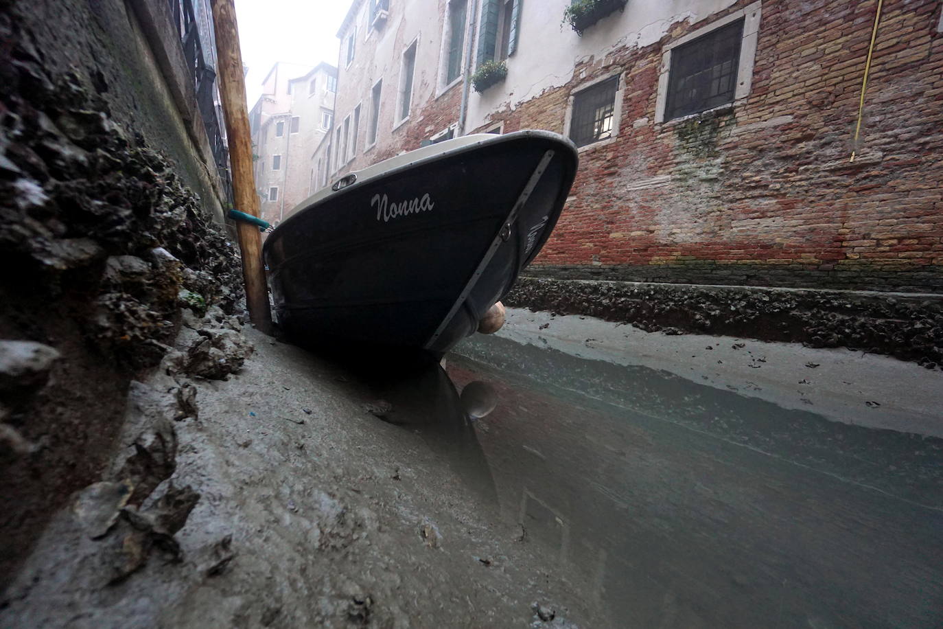 Fotos: El &#039;acqua bassa&#039; vacía los canales en Venecia