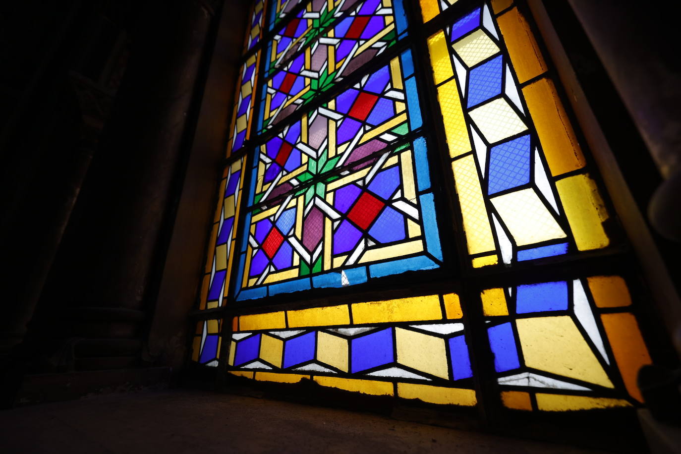 Fotos: Así es la vidriera más grande de Valencia, en la Iglesia de Jesuitas