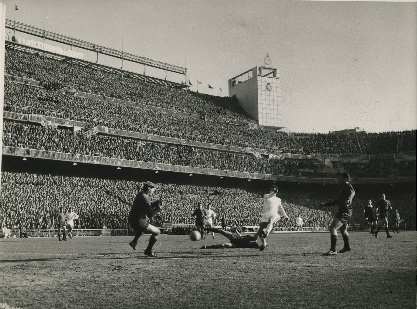 Amancio marca un gol ante el Valencia en un partido disputado en el Santiago Bernabéu. El encuentro finalizó 3-0 a favor de los blancos. Marcó 155 goles (119 en Liga, 14 en Copa y 22 en copas internacionales).