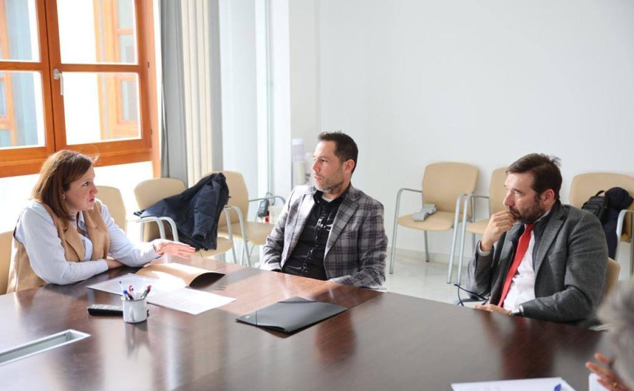 María José Catalá, con José Pérez y Dionisio Canales, en la reunión de este martes. 