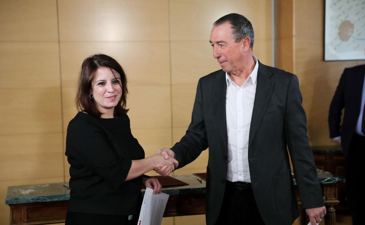 Adriana Lastra y Joan Baldoví en enero de 2020, tras firmar el acuerdo de investidura de Sánchez. 