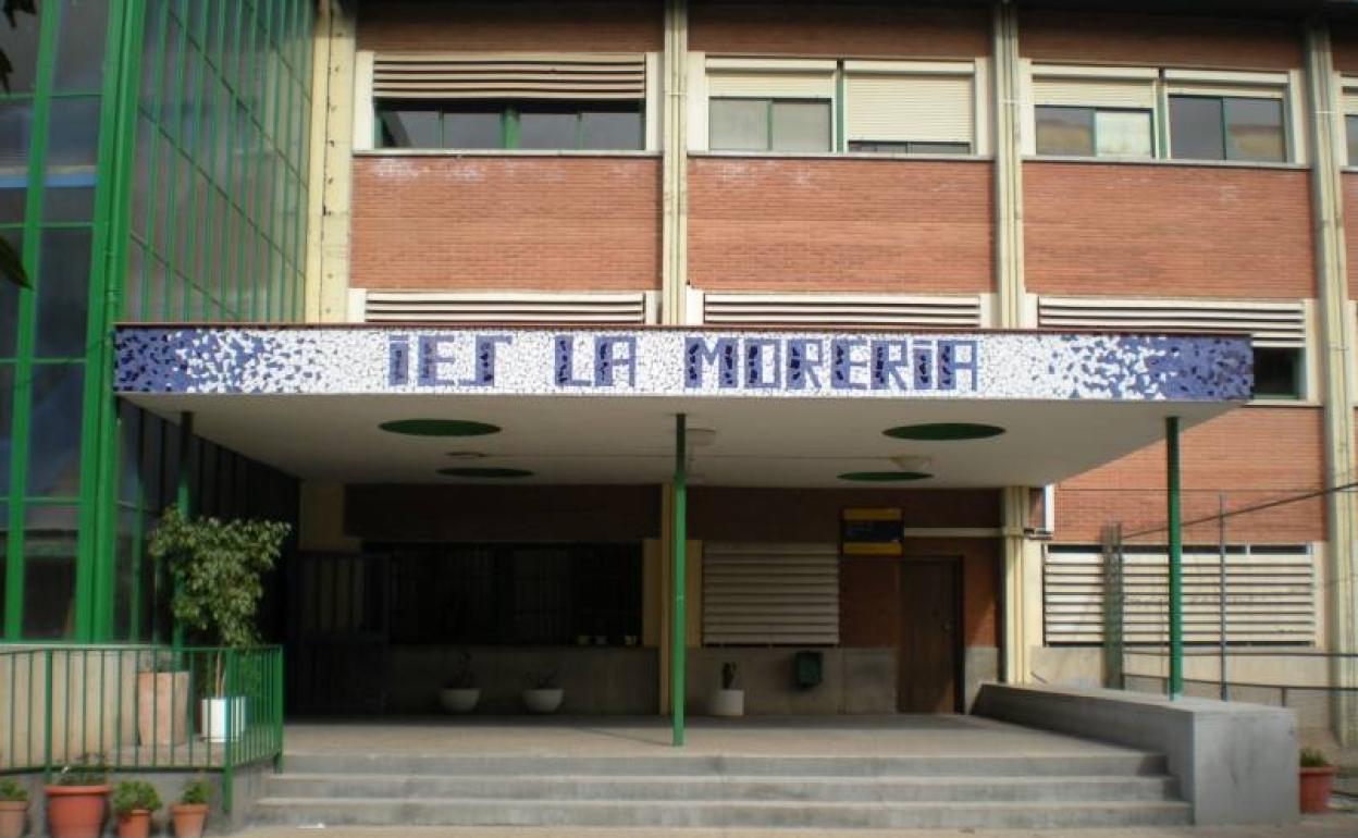 La puerta de acceso al instituto de Mislata. 