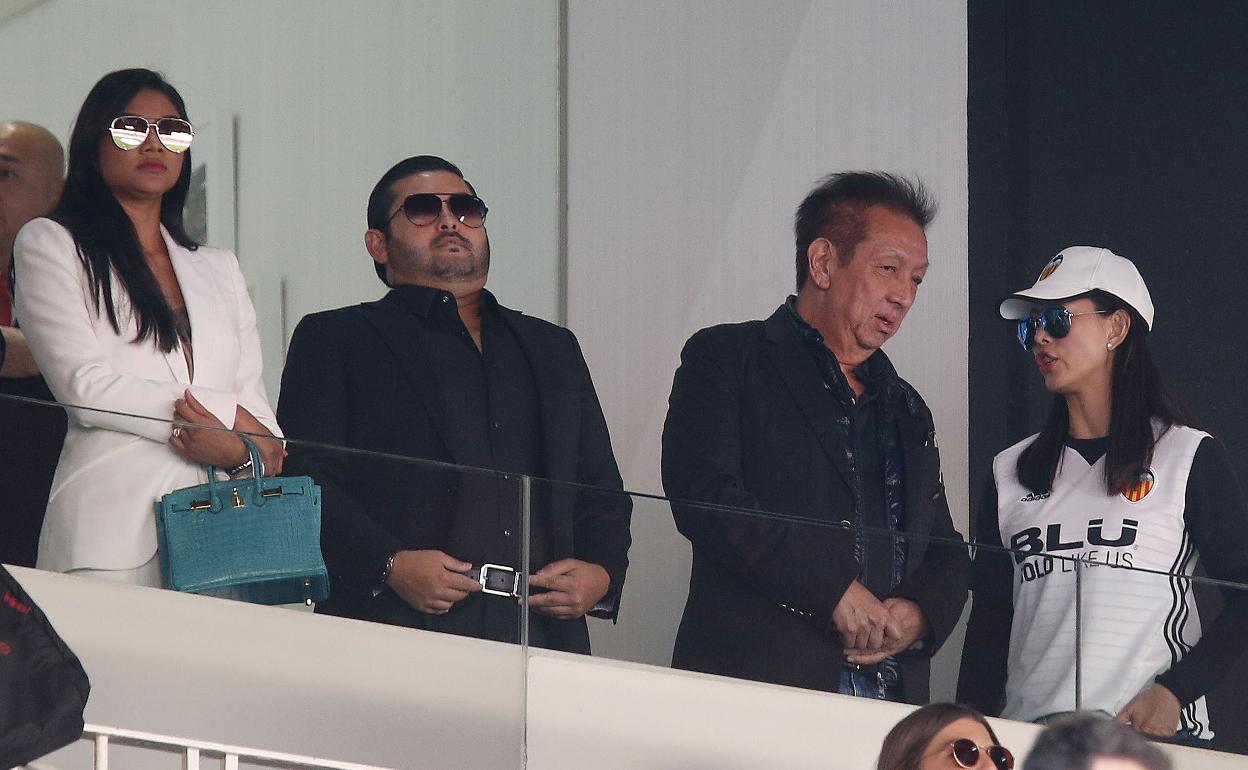 Lim presenciando un partido del Valencia en Mestalla. 