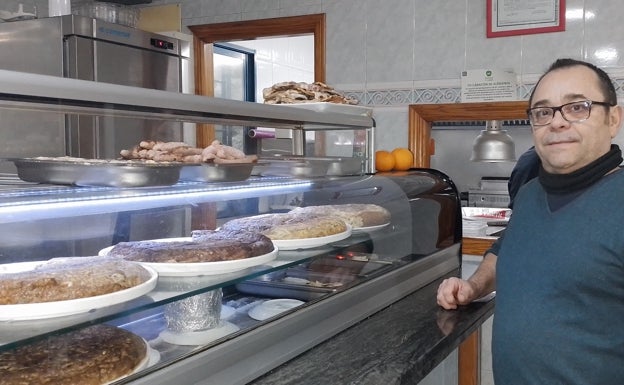 Juan Perucho, junto a la vitrina donde se pueden ver algunas de la amplia variedad de tortillas de su carta. 