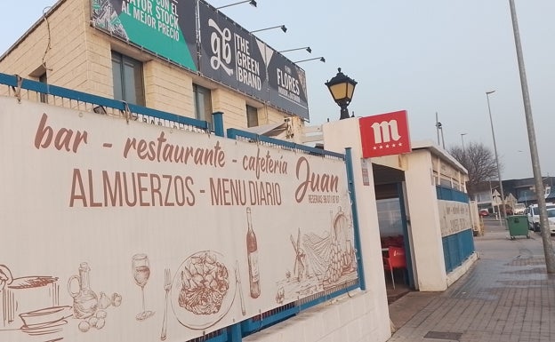 Entrada al bar, junto a la N-340, a la entrada de Xàtiva, que cuenta con una terraza cubierta. 