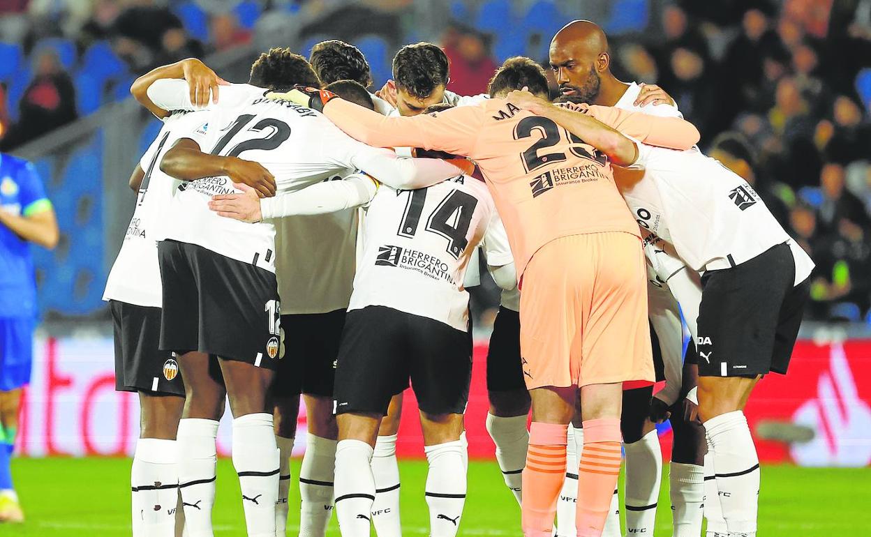 Piña de los jugadores antes del partido de Getafe. 