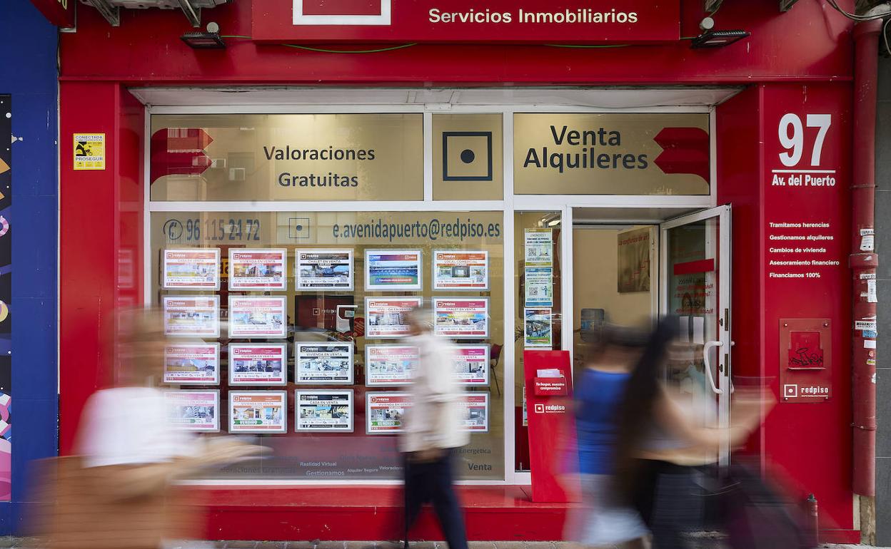 Una inmobiliaria en Valencia con varias ofertas de alquiler. 