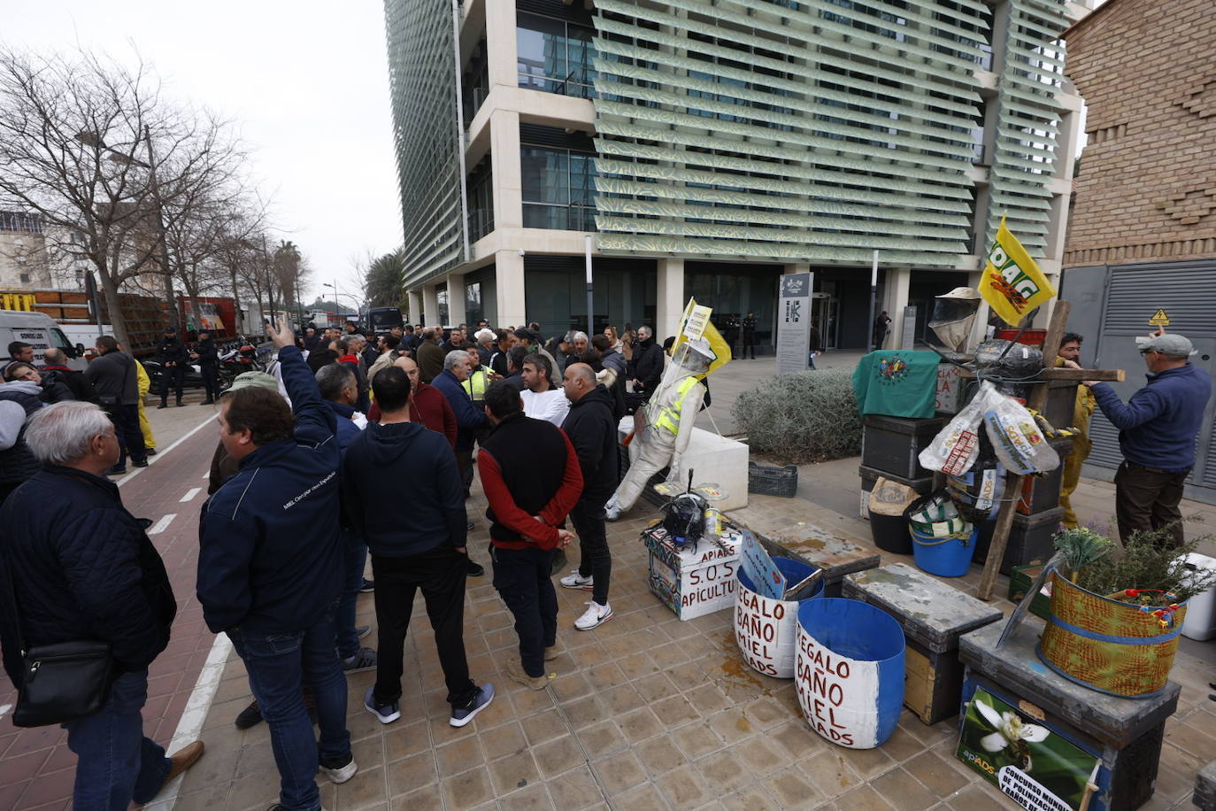 Fotos: Apicultores valencianos protestan con una camionada