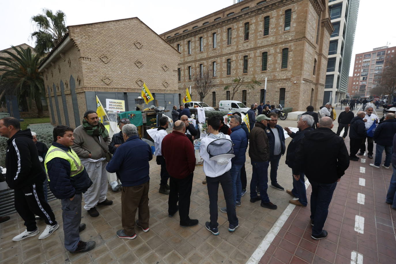 Fotos: Apicultores valencianos protestan con una camionada