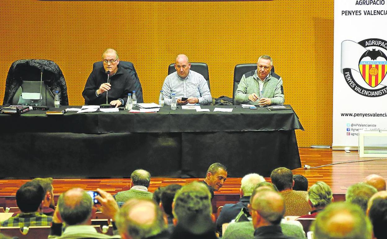 Fede Sagreras (izquierda), durante la asamblea de ayer.