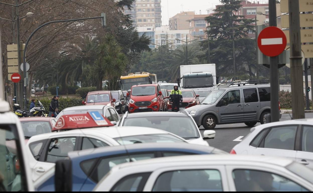 Atasco en la mañana de este jueves en Avenida del Cid.