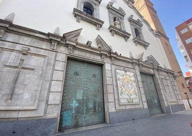 Imagen secundaria 1 - Pintadas en bancos y carros de la compra en la plaza del Rosario; reparación de la puerta de la iglesia del Rosario y botellas encaladas en una palmera. 