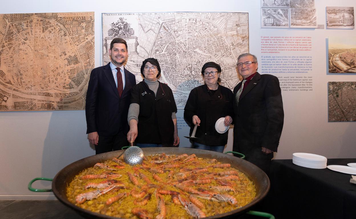 Prieto y Alfaro, con dos cocineras ante una fideuà. 