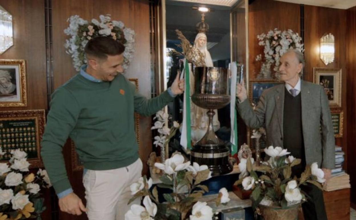 Joaquín y Lopera posando con la Copa del Rey que ganaron en 2005.