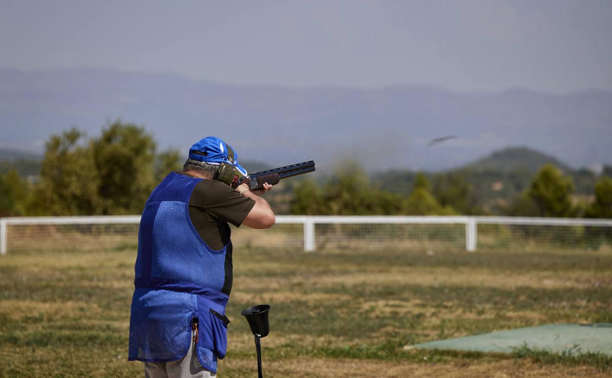 Un cazador dispara a una pieza. 