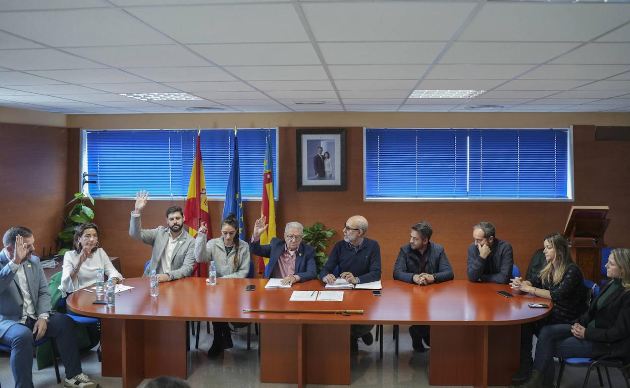 Los nueves concejales y el secretario, durante un pleno. 
