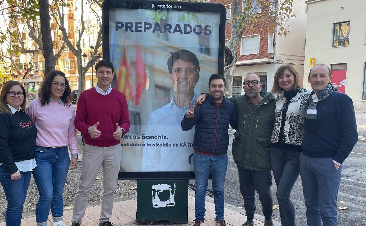 El candidato del PP junto a concejales y militantes .