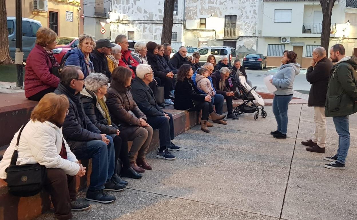 Encuentro de la candidata Amor Amorós con el vecindario del barrio del Raval de Xàtiva. 