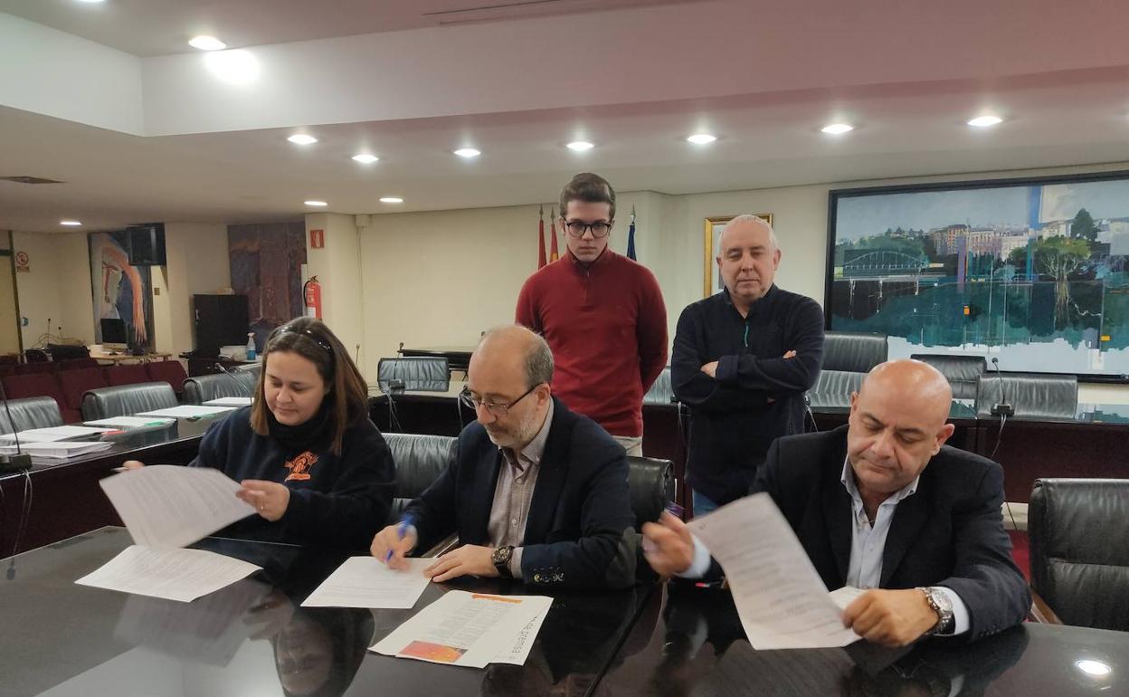 Firma de los contratos para las mascletaes en Alzira. 